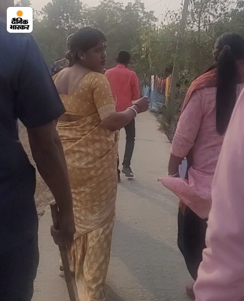 संदेशखाली की एक विक्टिम रेखा पात्रा BJP में हैं। बाकी दो महिलाओं ने केस वापस ले लिया। चुनाव से ठीक पहले TMC ने एक वीडियो जारी किया, जिसमें BJP नेता गंगाधर कोयल ये कहते देखे गए कि संदेशखाली केस फर्जी है।