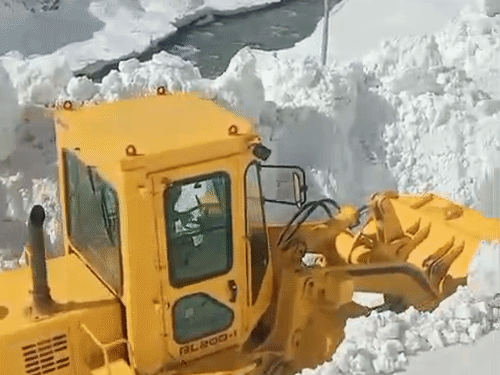 आदि कैलाश मार्ग में 5 फीट तक बर्फ जमी है।