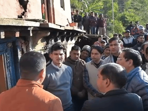 डीएम प्रतीक जैन ग्रामीणों से वार्ता करते।