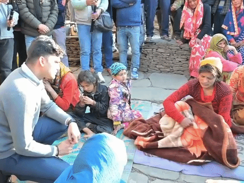 डीएम प्रतीक जैन दक्ष की मां को सांत्वना देते।