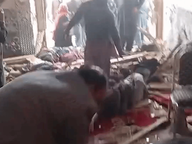 धमाके के बाद शवों की पहचान करते हुए लोग।