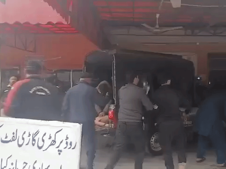 रेस्क्यू टीम घायलों को हॉस्पिटल लेकर जाती हुई।