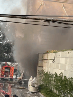 लखनऊ में होटल में लगी भीषण आग, फायर ब्रिगेड की दो गाड़ियां बुझाने में जुटीं