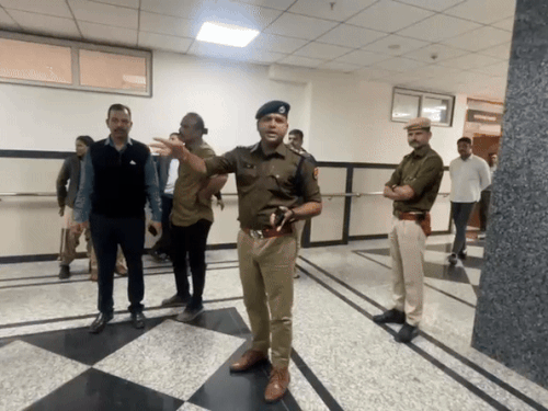 सिविल लाइन थाना पुलिस कोर्ट परिसर को खाली करवाते हुए।