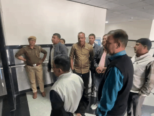 कोर्ट परिसर में सिविल लाइन थाना पुलिस, सीआईडी और डॉग स्क्वायड की टीम।