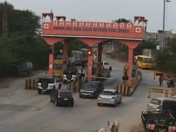 स्टेट हाईवे 62 पर आमलिया टोल नाके पर कैंपर ने बैरियर तोड़ा और उसके पीछे-पीछे दूसरी गाड़ियों में सवार बदमाश भी पहुंच गए।