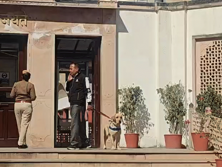 बम की सूचना के बाद डॉग स्क्वॉयड दस्ता भी जांच के लिए पहुंचा।