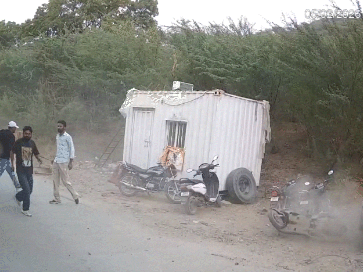 हमला होता देख टोल मैनेजर सर्वर रूम में चला गया। जहां भी बदमाशों ने जमकर तोड़फोड़ की।