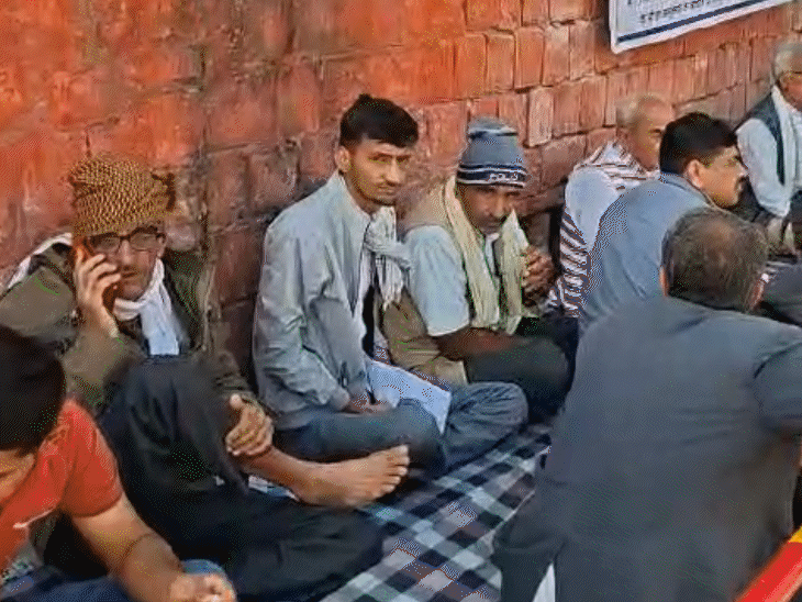 गुरुवार को धरनास्थल पर कांग्रेस नेता अभिमन्यु पूनिया पहुंचे और मामले को केवल आत्महत्या नहीं, बल्कि गंभीर दबाव का परिणाम बताते हुए निष्पक्ष जांच की मांग की। प्रदेश कांग्रेस अध्यक्ष गोविंद सिंह डोटासरा ने भी प्रकरण को गंभीर बताते हुए उच्च स्तरीय जांच की मांग की। आरयू के पूर्व छात्रसंघ अध्यक्ष निर्मल चौधरी ने कहा कि पीड़ित को न्याय मिलने तक हम संघर्ष करते रहेंगे।