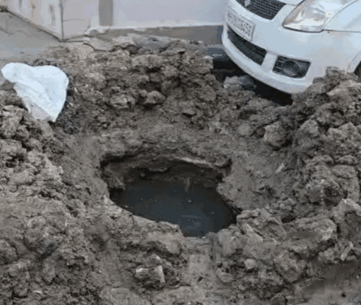 भागीरथपुरा में खुदा पड़ा एक गटर का चेंबर।