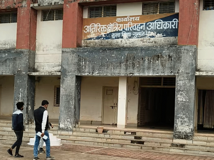 गुना परिवहन कार्यालय में वाहनों की फिटनेस की जांच नहीं की जा रही है।