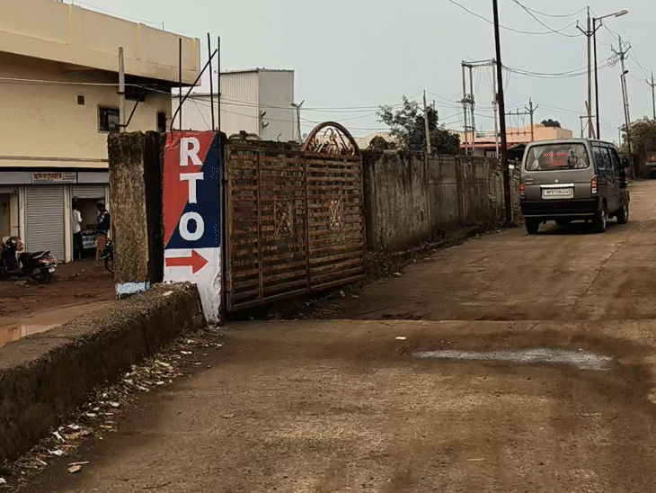 गुना आरटीओ कार्यालय में सर्टिफिकेट नहीं बन रहे हैं।