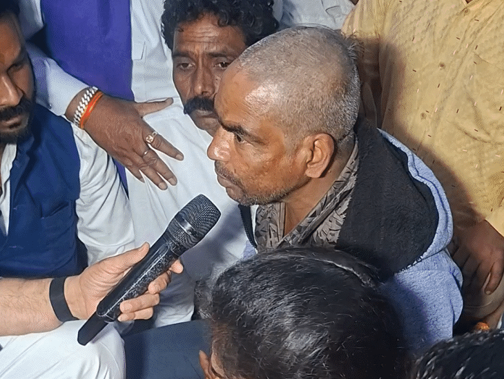 दूषित पानी से पीड़ितों को कांग्रेस ने बुलाकर दी थी राशि।