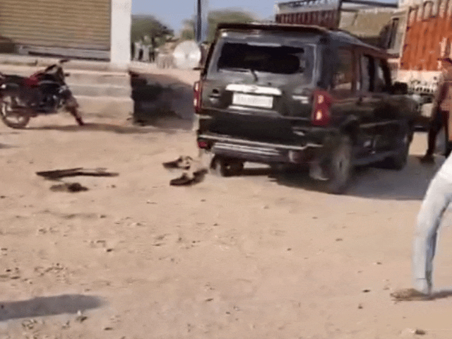 झगड़े के बाद टूटी पड़ी स्कॉर्पियो गाड़ी।