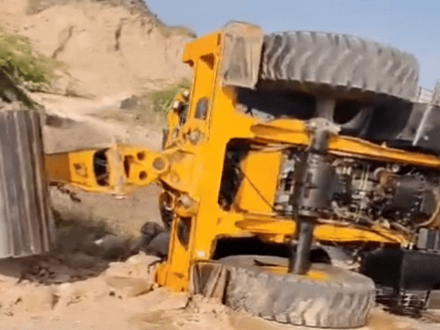 झगड़े के बाद पल्टी जेसीबी।