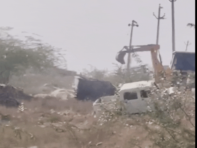 दोनों गुटों के झगड़े में 6 वाहन क्षतिग्रस्त हो गए।