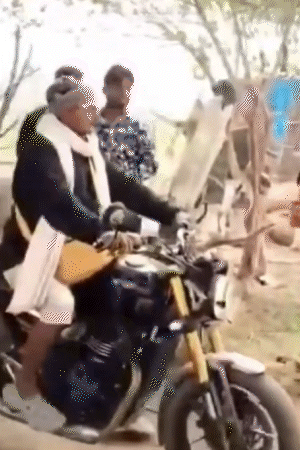 प्रेमानंद महाराज की स्कूटी के पीछे चलते उनके सेवक अपनी-अपनी गाड़ियों से चलते रहे।