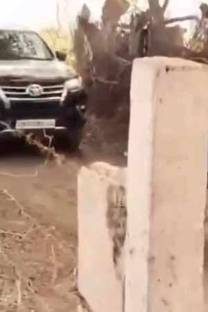 प्रेमानंद महाराज अपनी फॉरच्यूनर कार से साधना के लिए आश्रम से निकले थे।