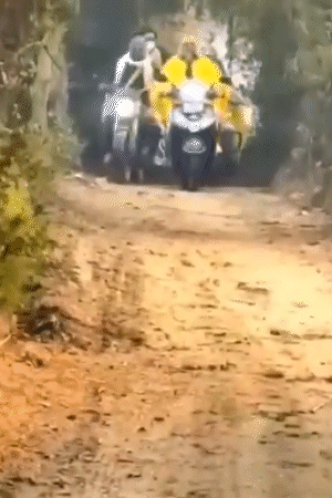 रास्ते में प्रेमानंद महाराज ने कार से उतरकर सेवादार की स्कूटी मांगी और खुद चलाकर आगे बढ़े।