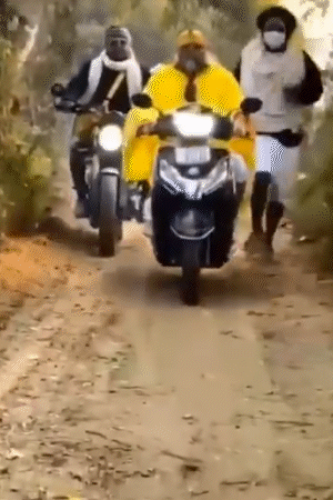 प्रेमानंदजी की स्कूटी के साथ सेवादार दौड़ते नजर आए। कुछ सेवक अपनी बाइक से उनके पीछे-पीछे चलते दिखाई दिए।