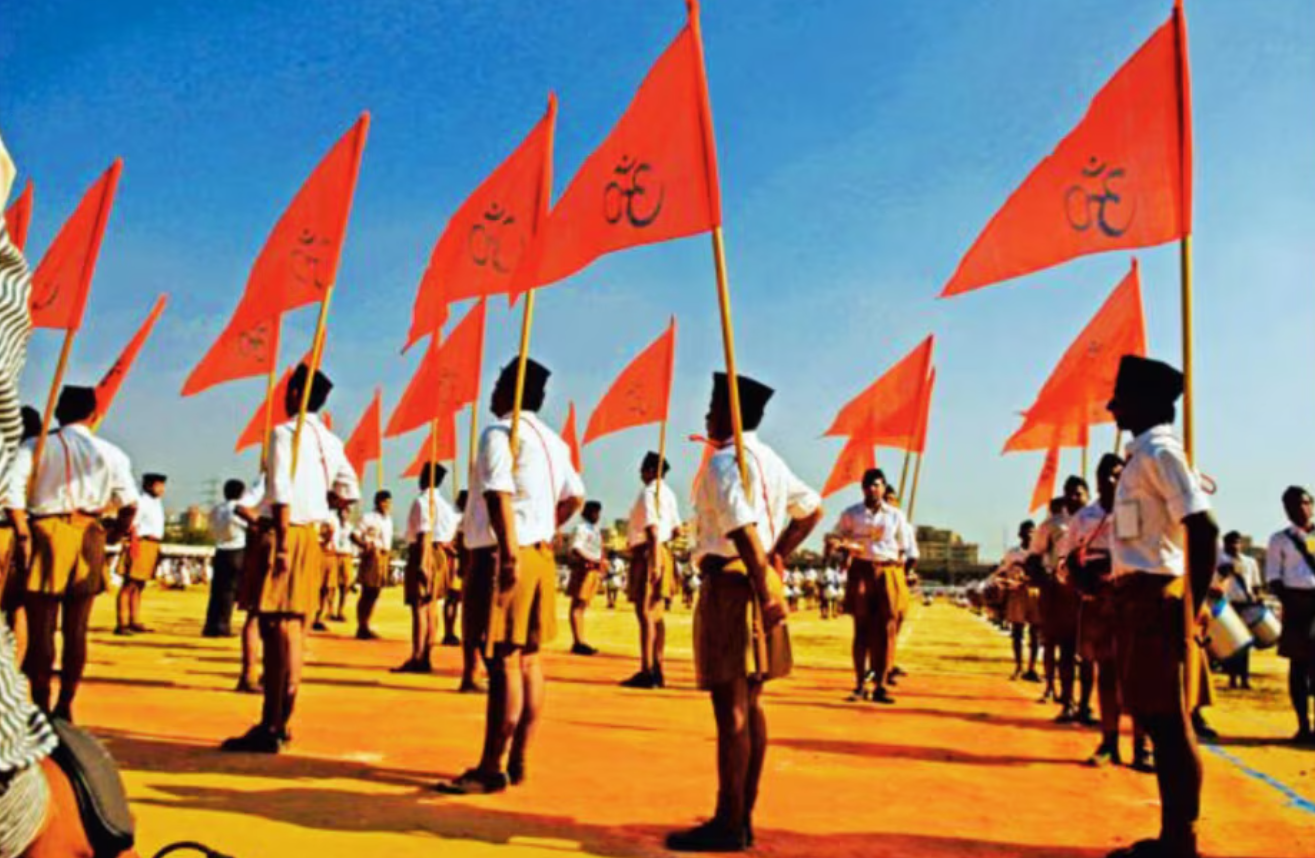 यात्रा की प्रतीकात्मक शुरुआत भगवा झंडों के साथ कश्‍मीर के लाल चौक से हुई।