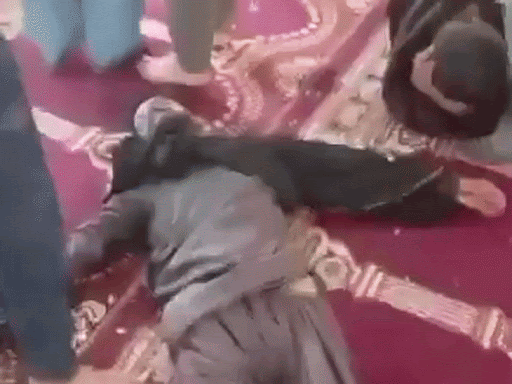 विस्फोट के बाद लोगों के शव इधर-उधर बिखरे दिखाई दिए।