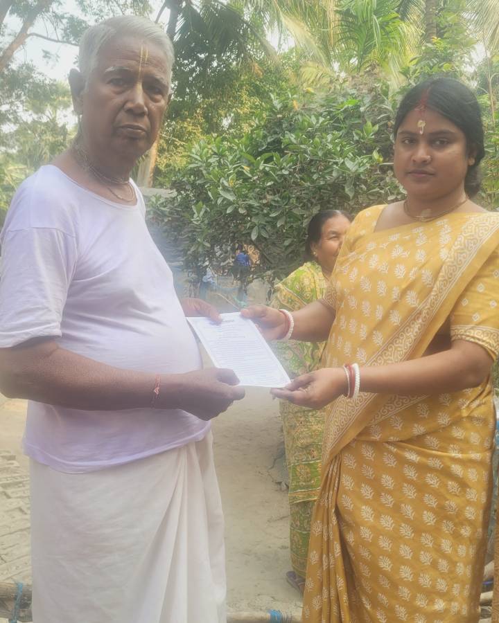 रेखा पात्रा अभी कोलकाता में रहती हैं लेकिन राजनीति में आने के बाद से संदेशखाली में एक्टिव हैं और यहां के कार्यक्रमों में शामिल होती हैं।