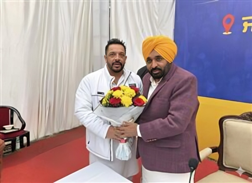 CM भगंवत मान के साथ AAP नेता लक्की ओबेरॉय। (फाइल फोटो)