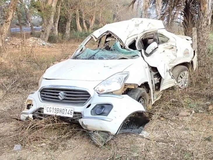 बेकाबू कार सड़क से नीचे उतकर पेड़ से टकरा गई, कार के परखच्चे उड़ गए।