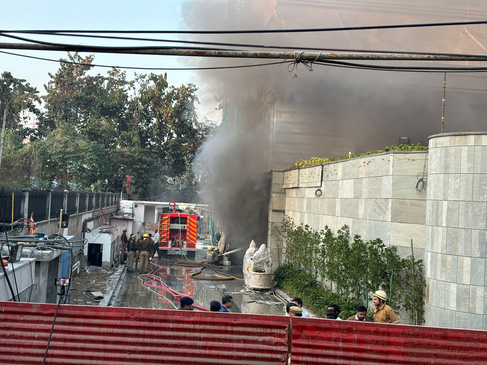 लखनऊ में होटल में लगी भीषण आग, फायर ब्रिगेड की दो गाड़ियां बुझाने में जुटीं