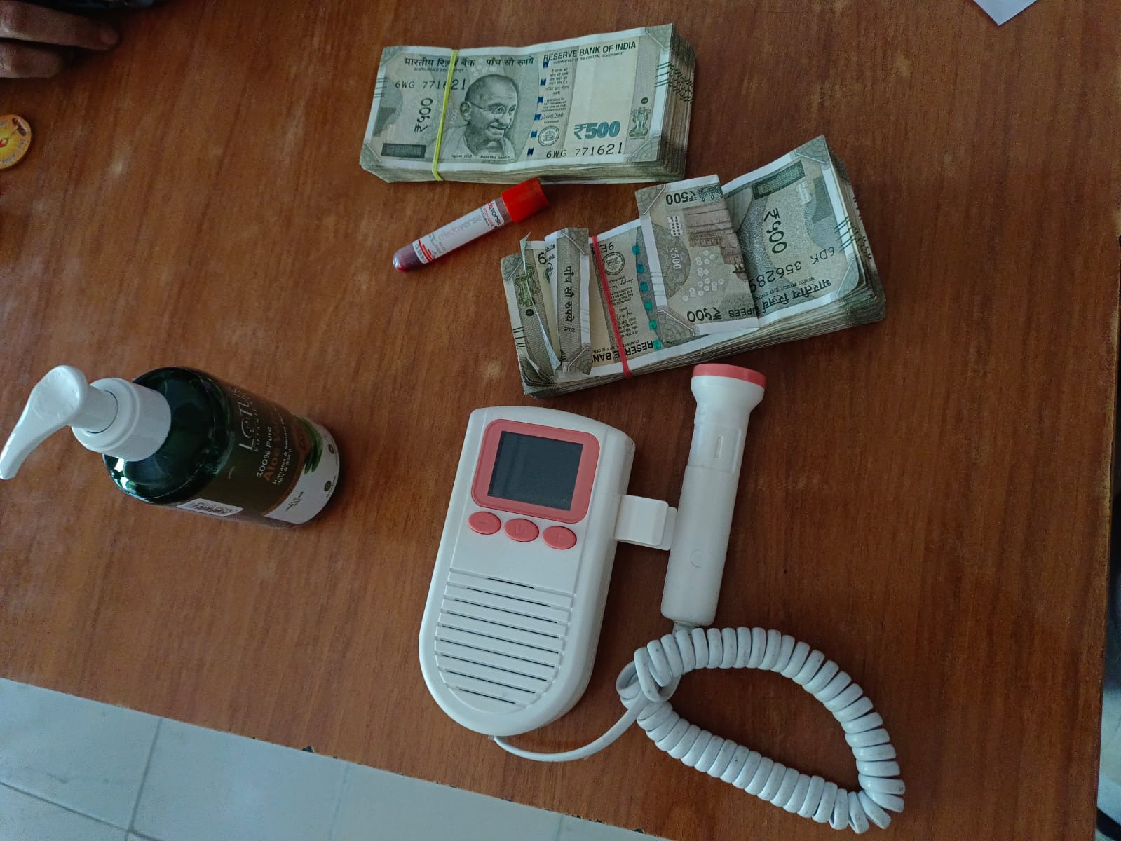 सेंटर से बरामद हुई नकदी व मशीन और ब्लड सैंपल।