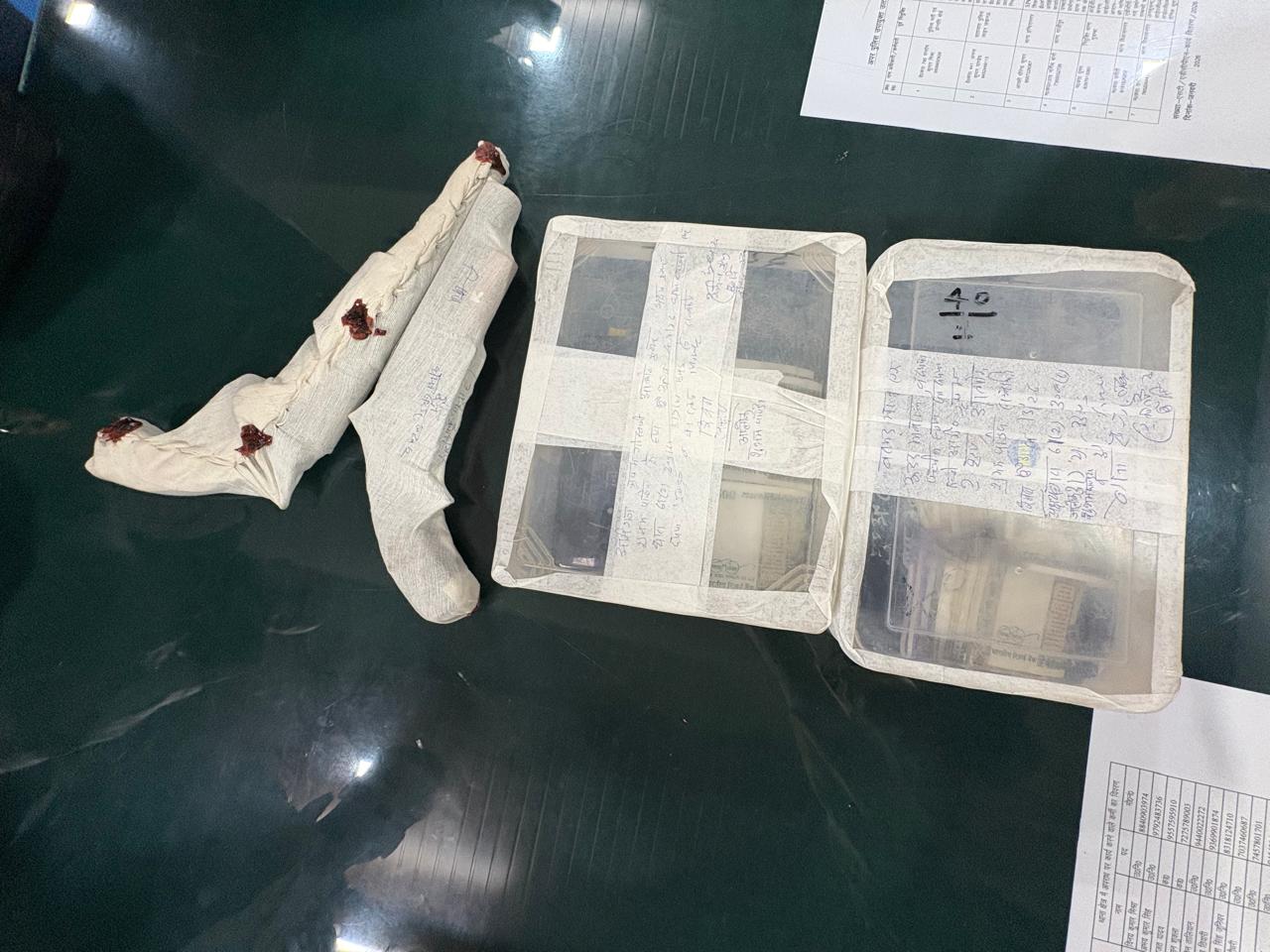 आरोपियों के पास से तमंचा, मोबाइल और नकदी बरामद हुई है।