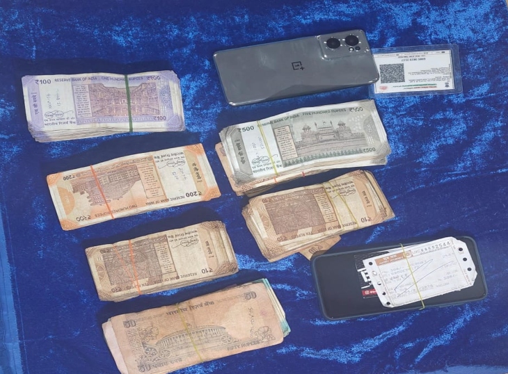 आरोपी के पास से 79 हजार कैश और मोबाइल पुलिस ने बरामद किया है।