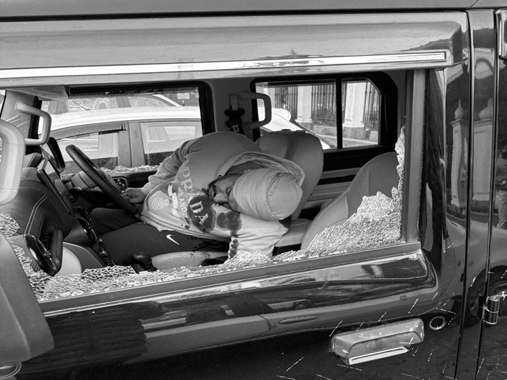 गोली लगते ही थार की सीट पर लुढ़के आप नेता लक्की ओबरॉय।