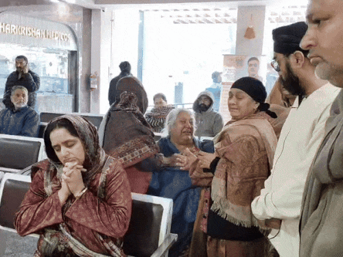 श्रीराम अस्पताल में पति की सलामती के लिए प्रार्थना करती पत्नी।