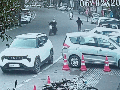 गोलीबारी की आवाज सुनकर गुरुदारा से बाहर आता सेवादार और भागता हमलावर।