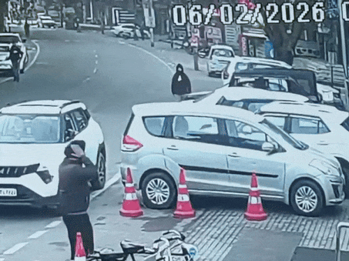 कार में बैठे लक्की ओबरॉय पर फायर करता हमलावर।