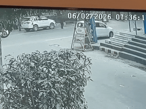 तेज कदमों से थार के पास टारगेट सेट करने के लिए जाता हत्यारा।