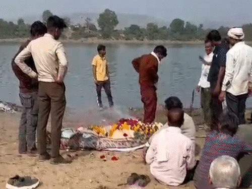 शनिवार को तीनों का अंतिम संस्कार किया गया।