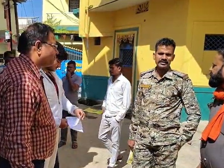 परिजनों से स्टाफ पर लापरवाही बरतने का आरोप लगाया है।