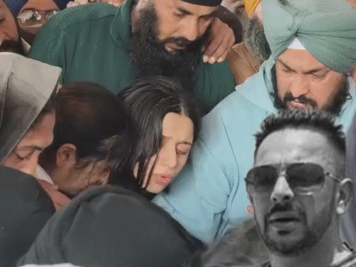 AAP नेता की अंतिम विदाई में पूरा परिवार जोर-जोर से रोता रहा।
