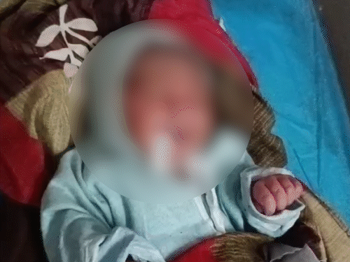 बोरे मे मिला नवजात।