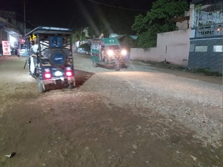 जर्जर सड़कों को बनाने के लिए कहा