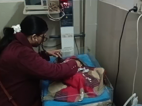 एससीएनयू वार्ड में भर्ती नवजात का इलाज करती हुईं डॉक्टर।