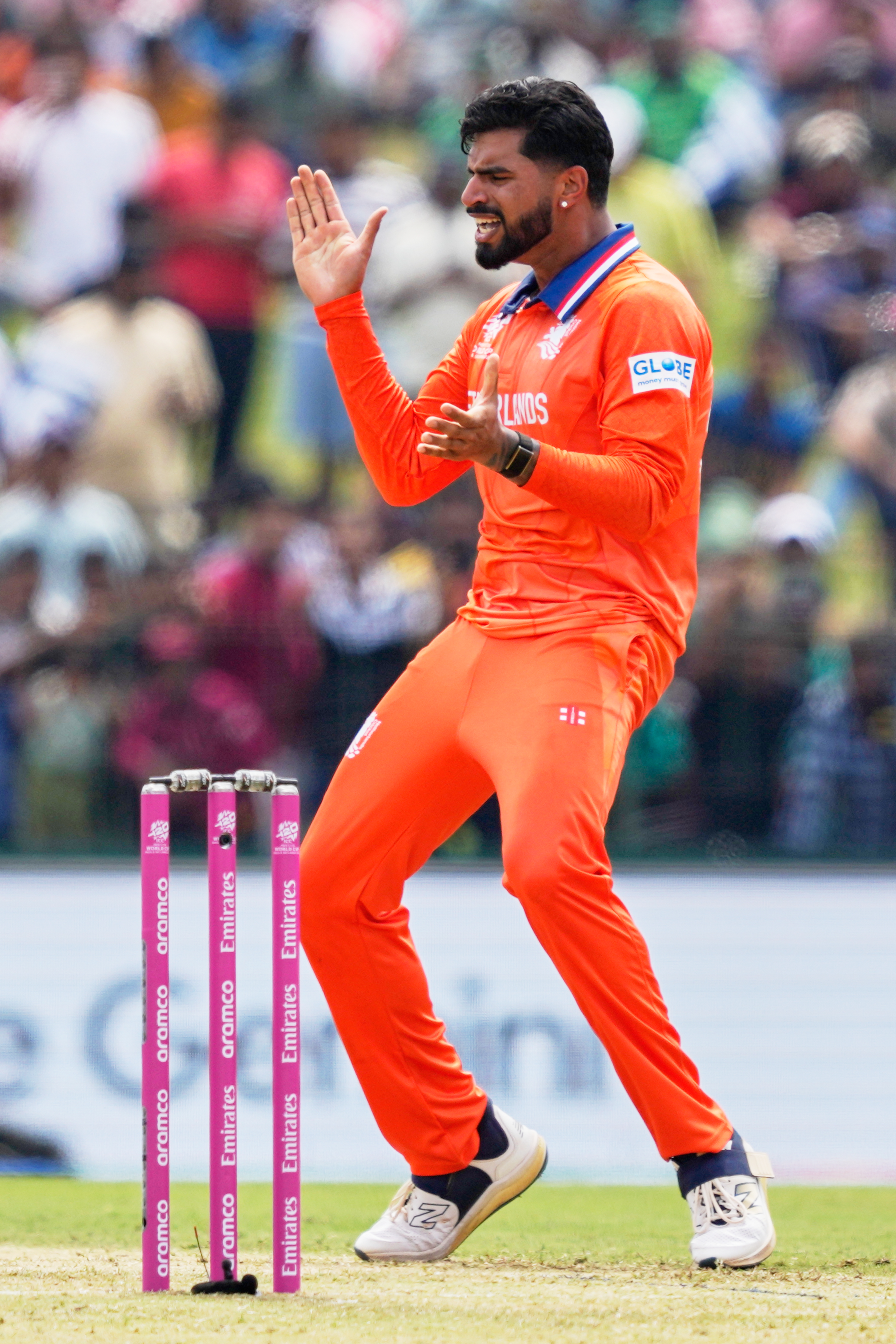 आर्यन दत्त को दूसरा विकेट मिला है।