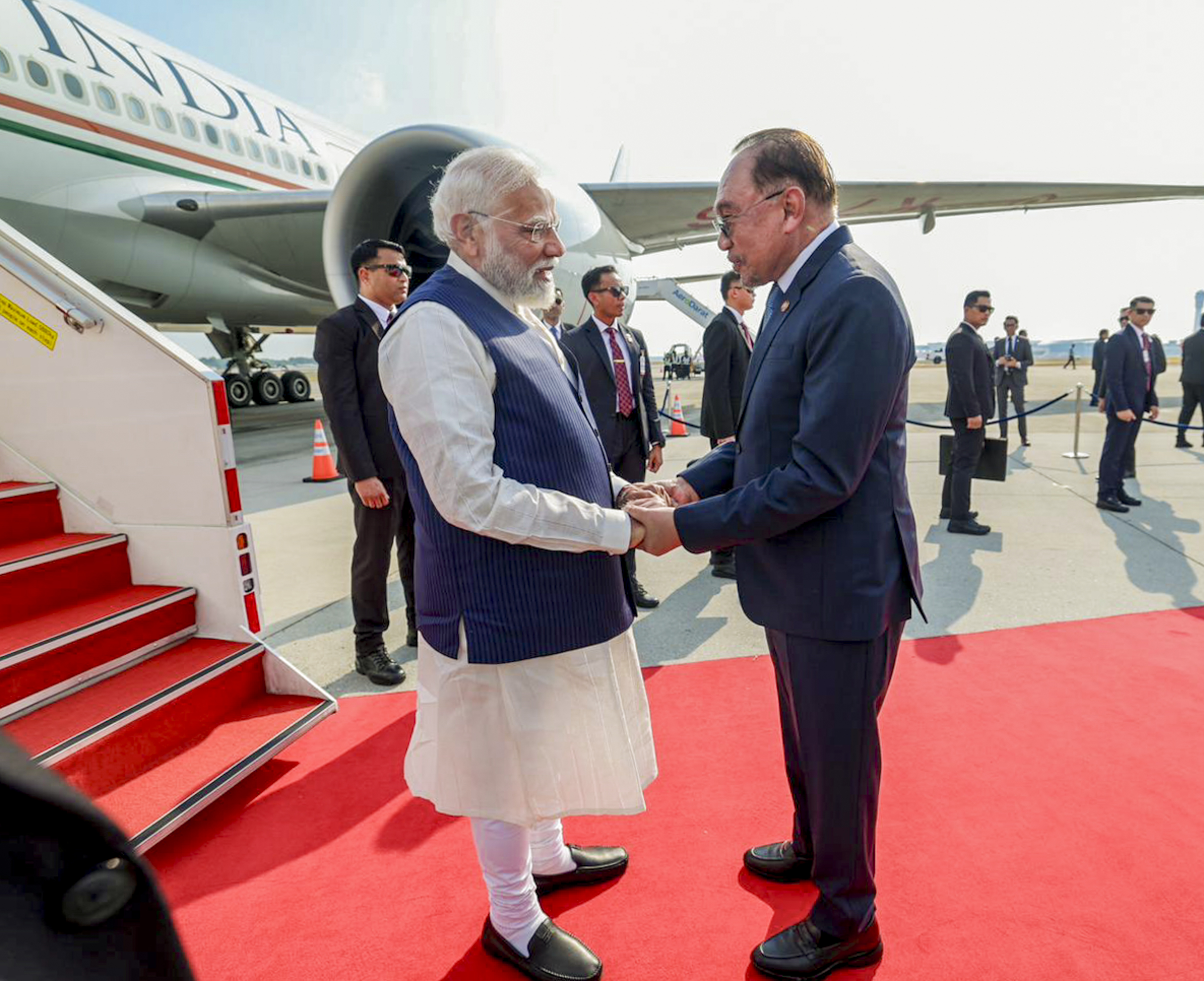 मलेशिया के पीएम अनवर इब्राहिम, पीएम मोदी को रिसीव करने खुद एयरपोर्ट पहुंचे थे।