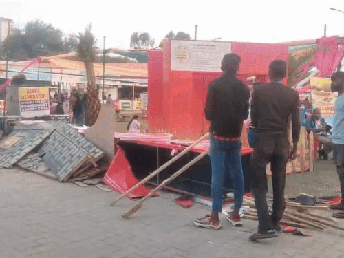 शाम को मेले के गेट नंबर-2 के पास बना डिजाइनर गेट भी गिर गया था।