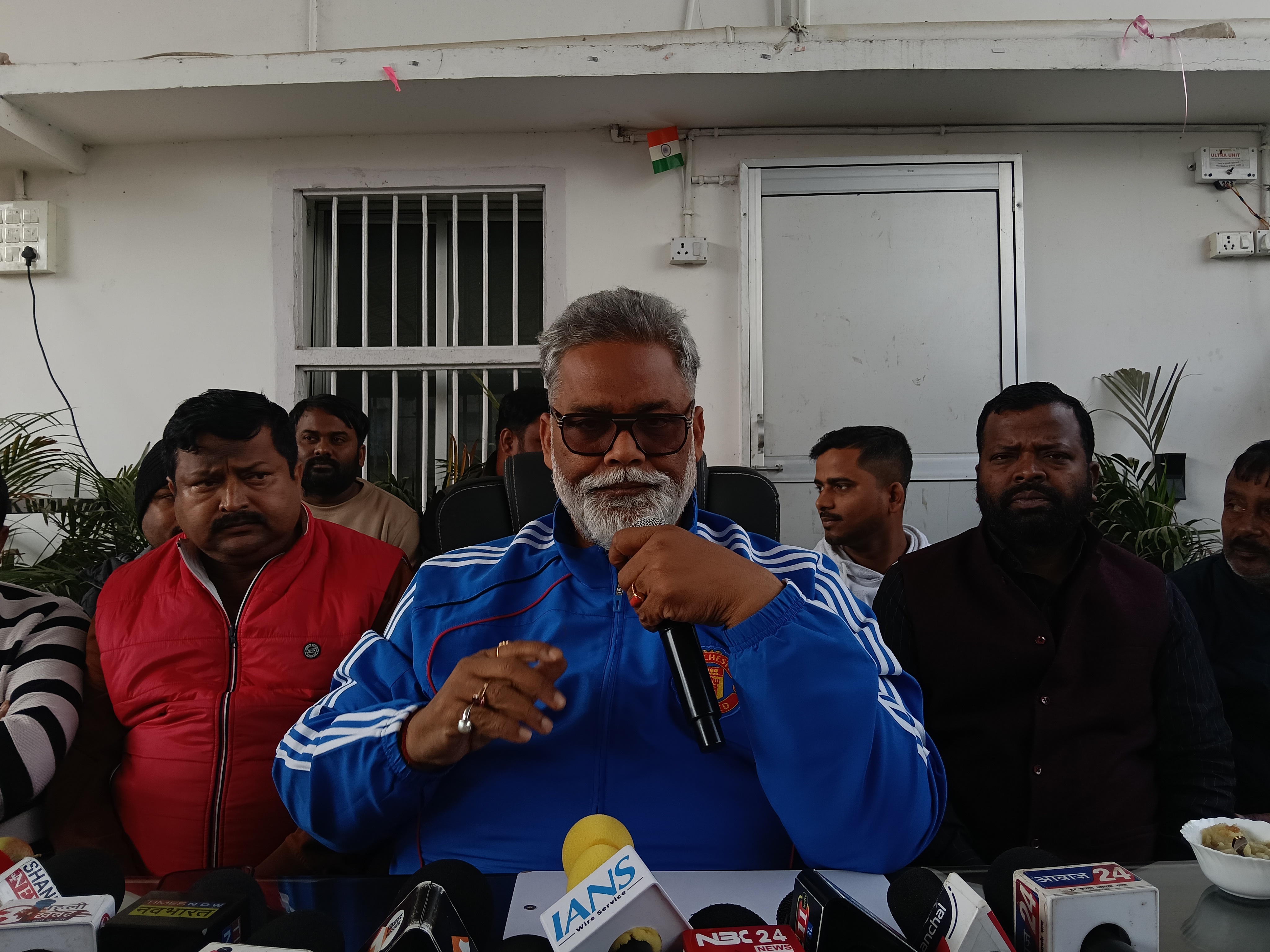 NEET छात्रा की मौत के बाद पप्पू यादव ने पटना में प्रेस कॉन्फ्रेंस की, जिसमें उन्होंने सरकार और प्रशासन पर कई गंभीर सवाल खड़े किए।