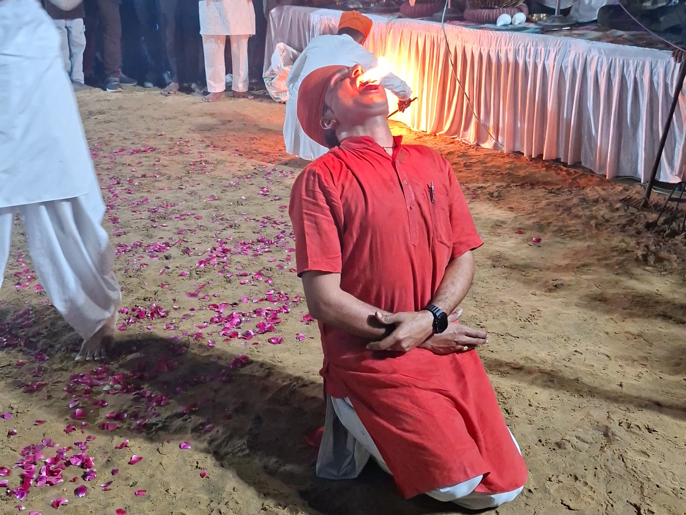 उत्सव के दौरान सांस्कृतिक प्रस्तुतियां दी गईं। अंगारों पर अग्नि नृत्य ने दर्शकों का ध्यान आकर्षित किया