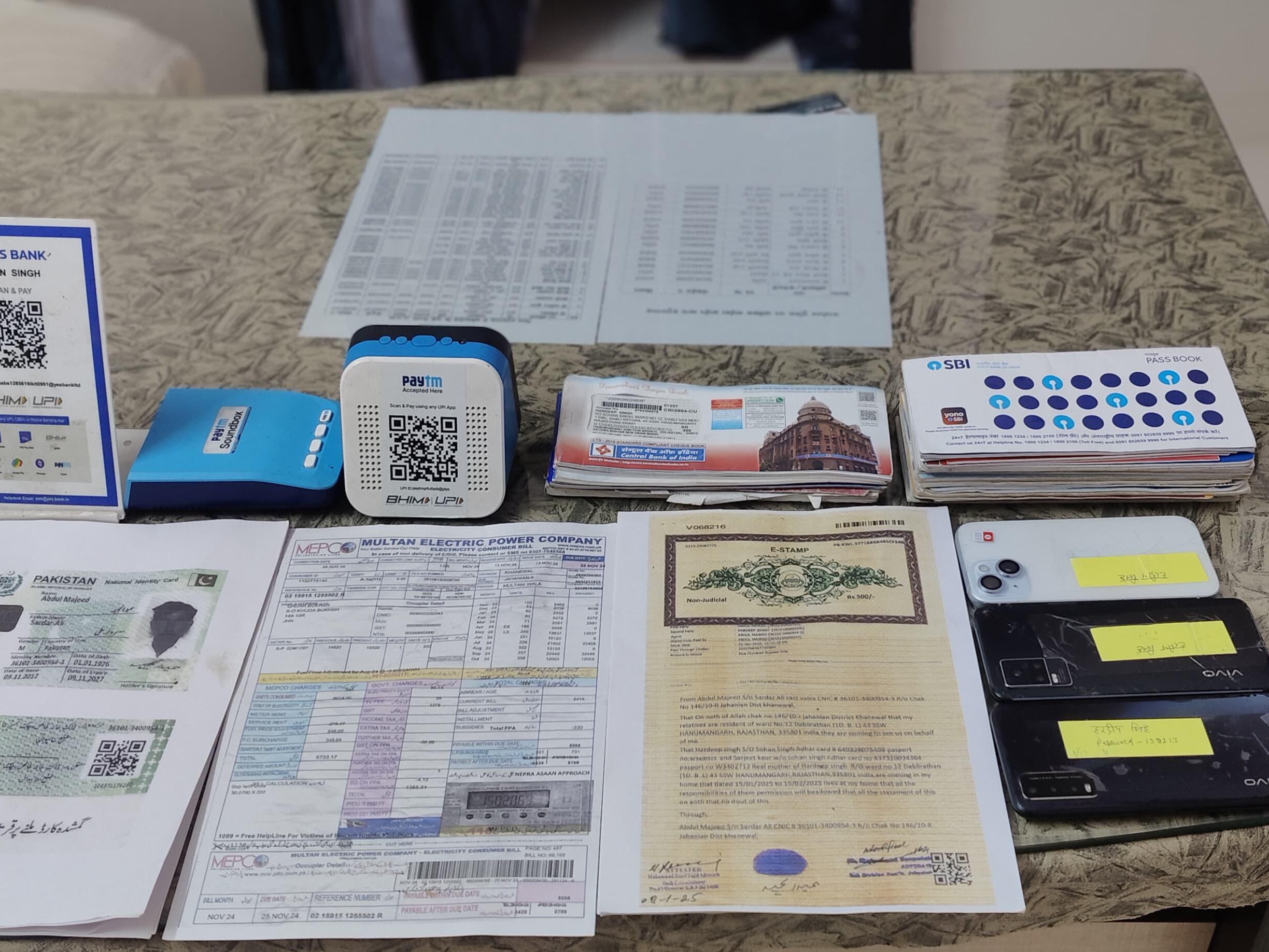 आरोपी के पास 26 बैंक पासबुक, 8 चैकबुक, 18 एटीएमकार्ड, 8 सिमकार्ड व 3 मोबाईल फोन के अलावा पाकिस्तान के दस्तावेज बरामद किये गए हैं।